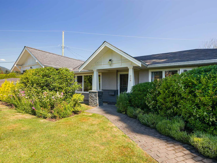 960 W Queens Road, North Vancouver, BC, V7R 1H2