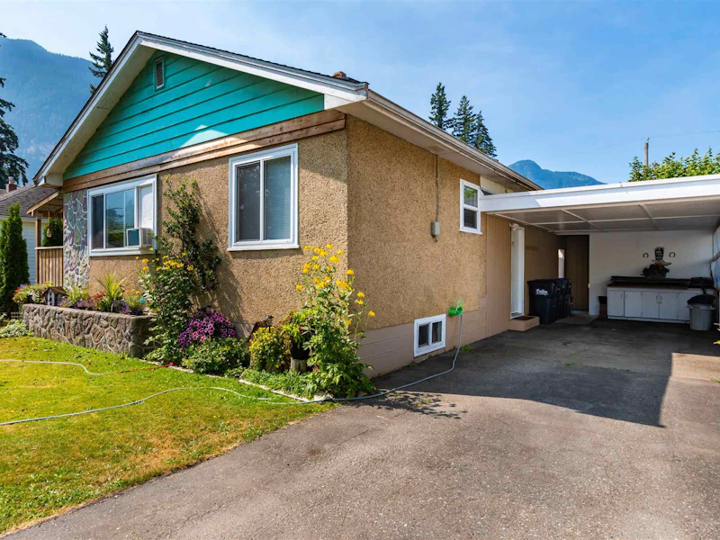 574 Hemlock Avenue, Hope BC V0X 1L0