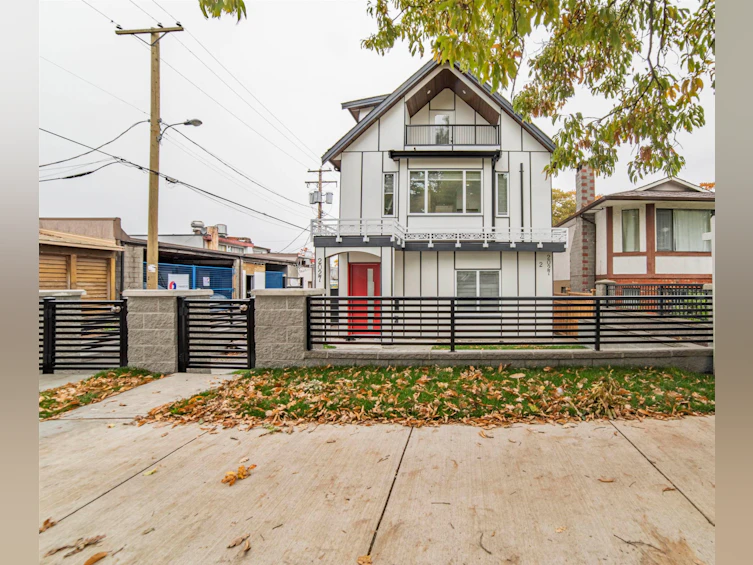 2027 E 44th Avenue, Vancouver, BC, V5P 1N1