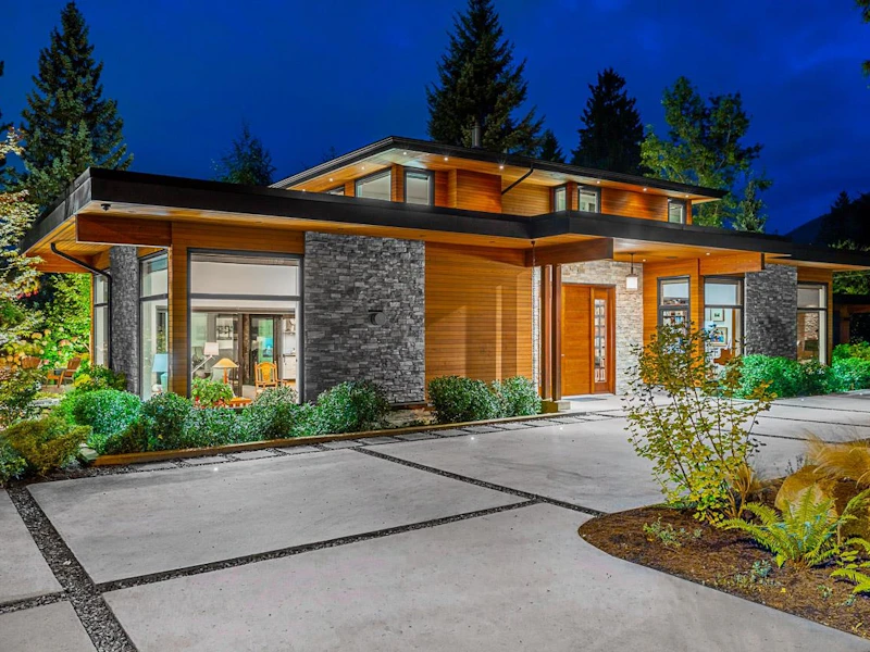 590 E Kings Road, North Vancouver BC