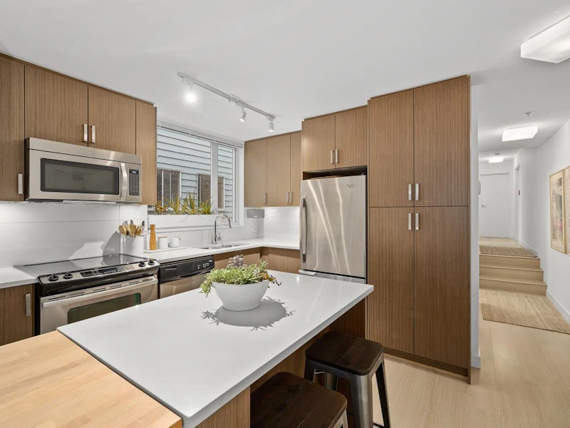202 - 562 E 7th Avenue, Vancouver BC V5T 1N7