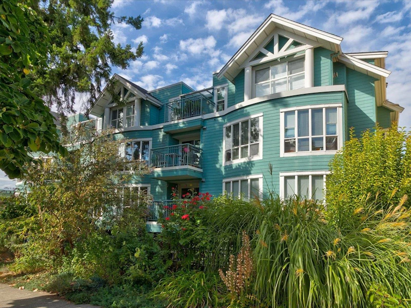 202 - 1617 Grant Street, Vancouver BC V5L 2Y4