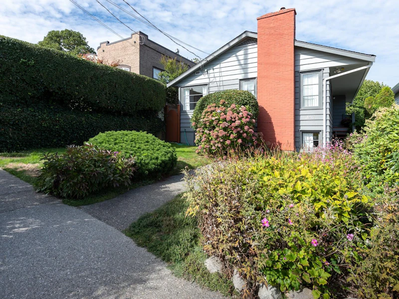347 Cumberland Street, New Westminster BC V3L 3G4