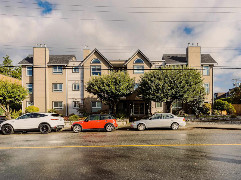 201 - 15035 Thrift Avenue, Surrey BC V4B 2K2