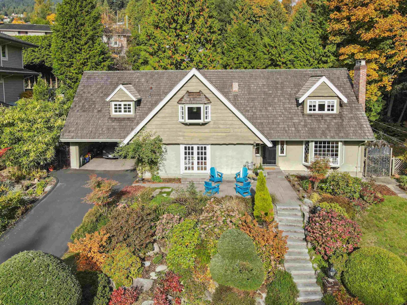 1725 Queens Avenue, West Vancouver BC V7V 2X6