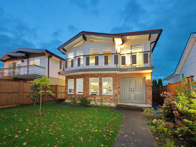 5742 Sherbrooke Street, Vancouver, BC, V5W 3M9