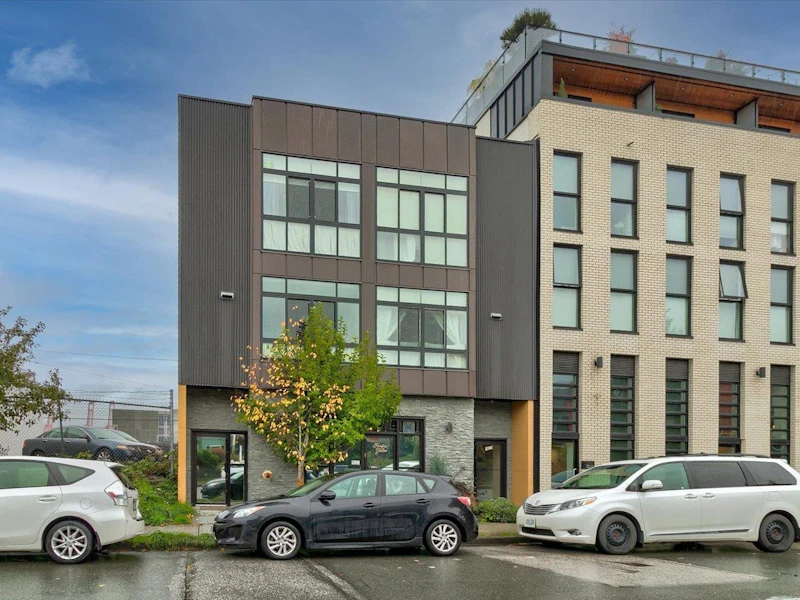 204 - 1637 E Pender Street, Vancouver BC V5L 1W2