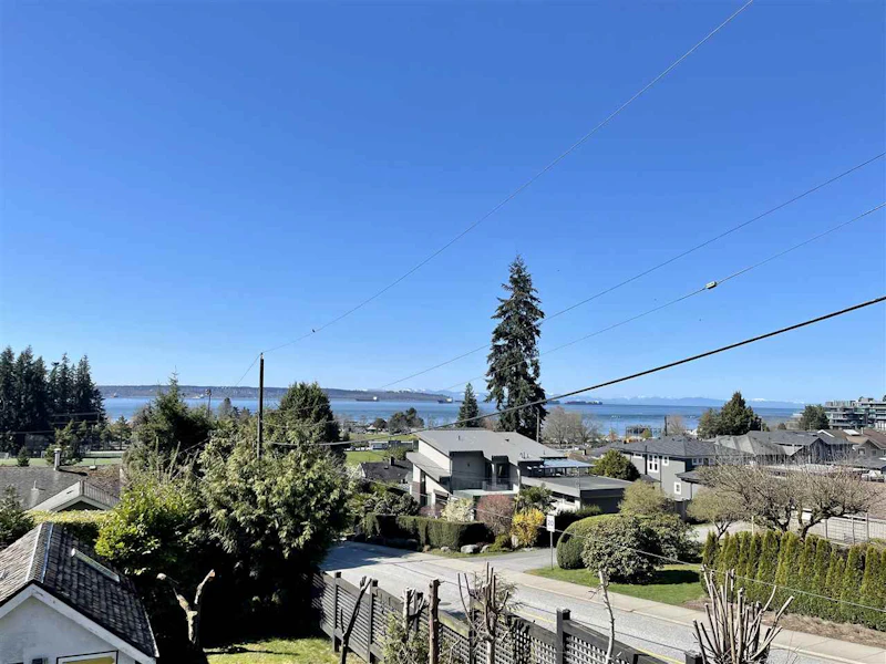 1090 Keith Road, West Vancouver BC V7T 1M5