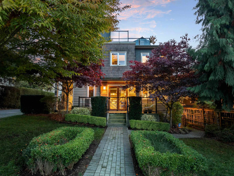 215 W 17th Street, North Vancouver BC V7M 1V7