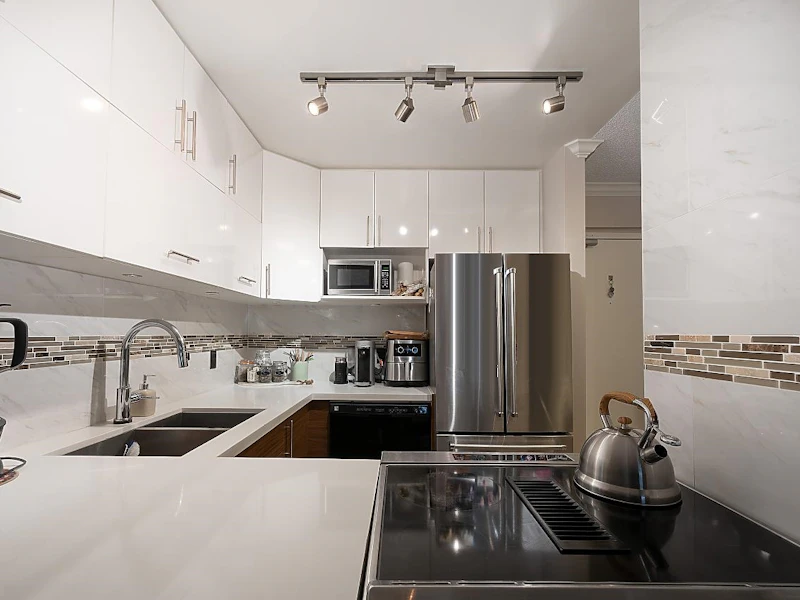 206 - 1080 Broughton Street, Vancouver BC V6G 2A8