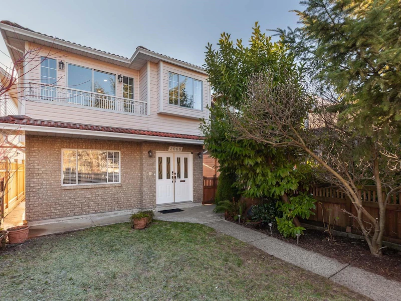 2068 Charles Street, Vancouver BC V5L 2T9