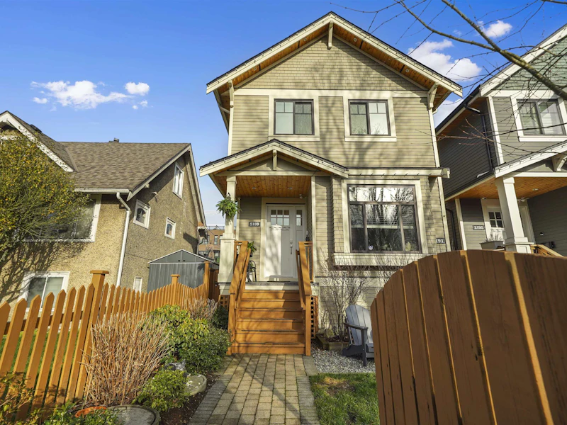 2189 E Pender Street, Vancouver BC V5L 1X3