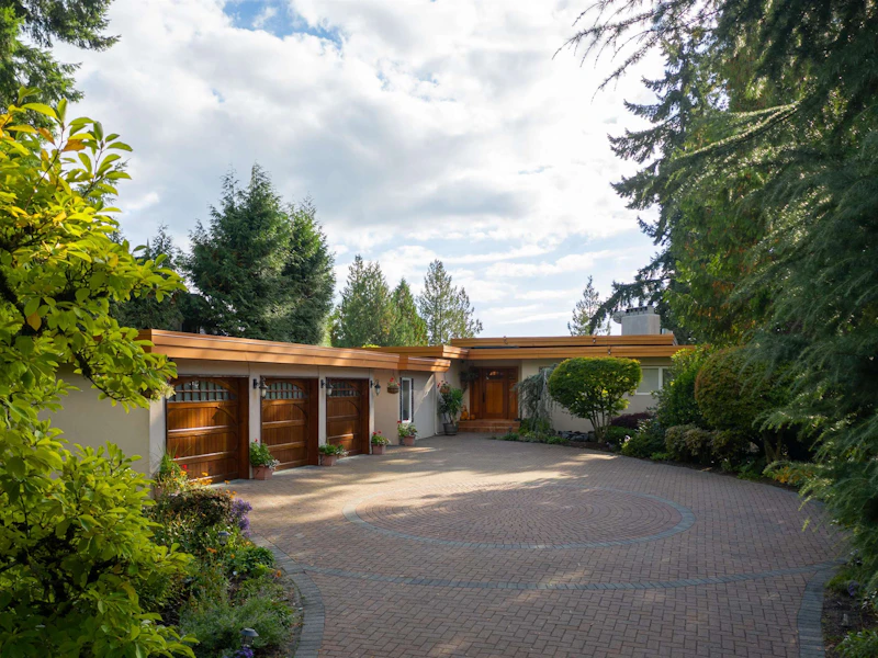 3916 Southridge Avenue, West Vancouver BC V7V 3J1