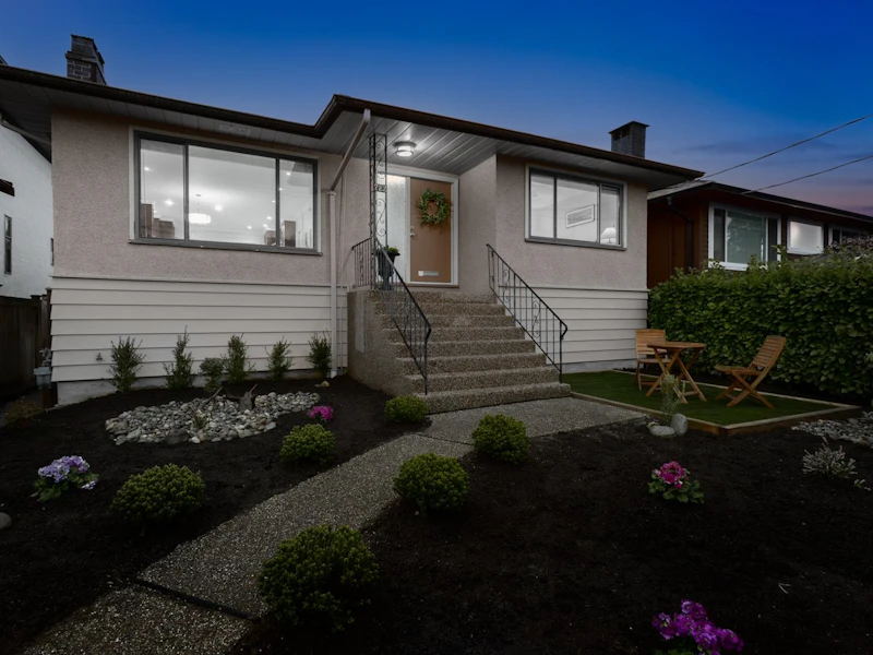 722 E 17th Street, North Vancouver BC V7L 2W8