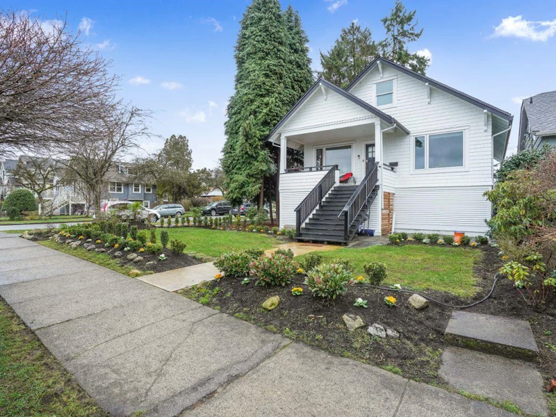 3498 Dundas Street, Vancouver BC V5K 1R8