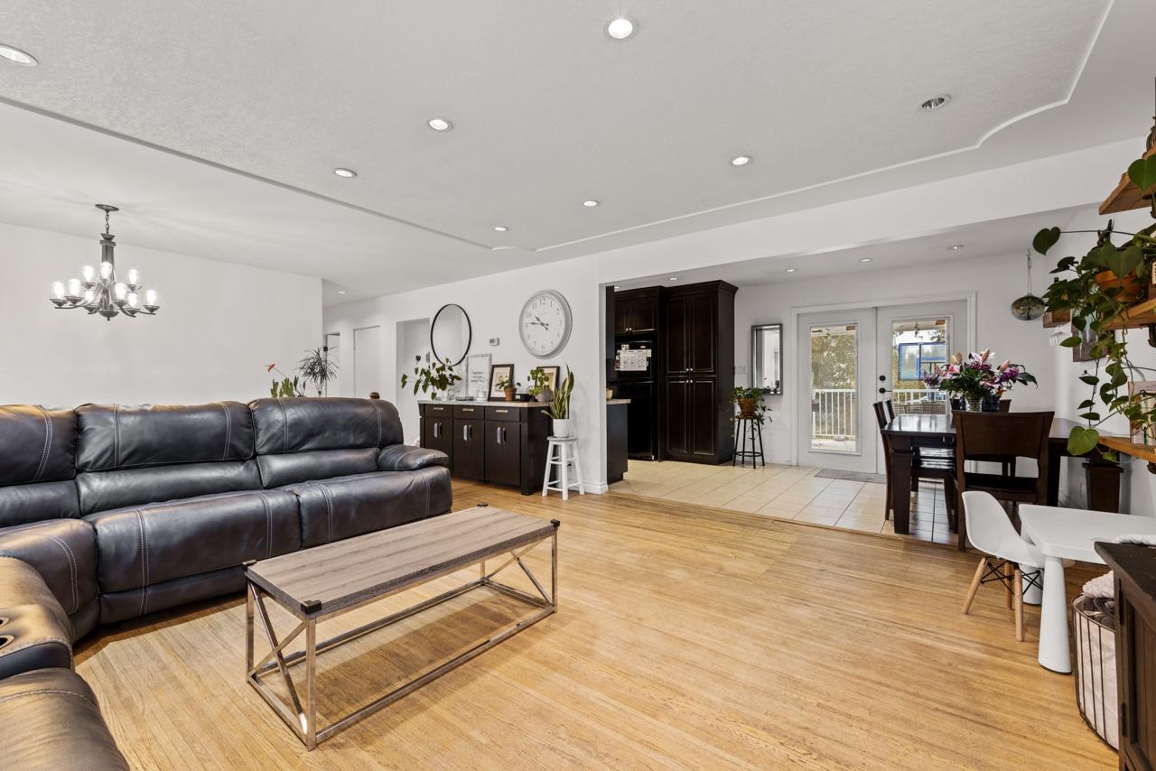 959 Foster Avenue, Coquitlam, BC, V3J 2M1