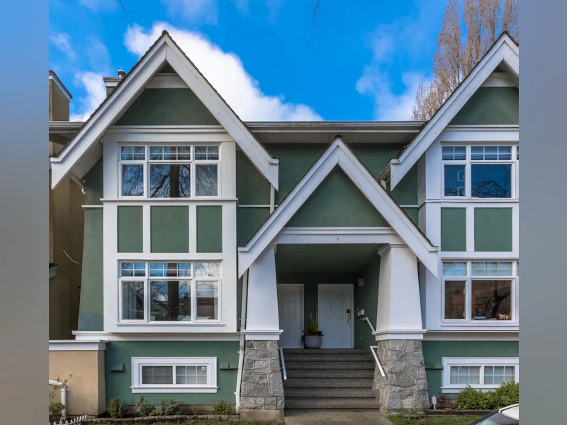 2271 Yew Street, Vancouver BC V6K 3G8