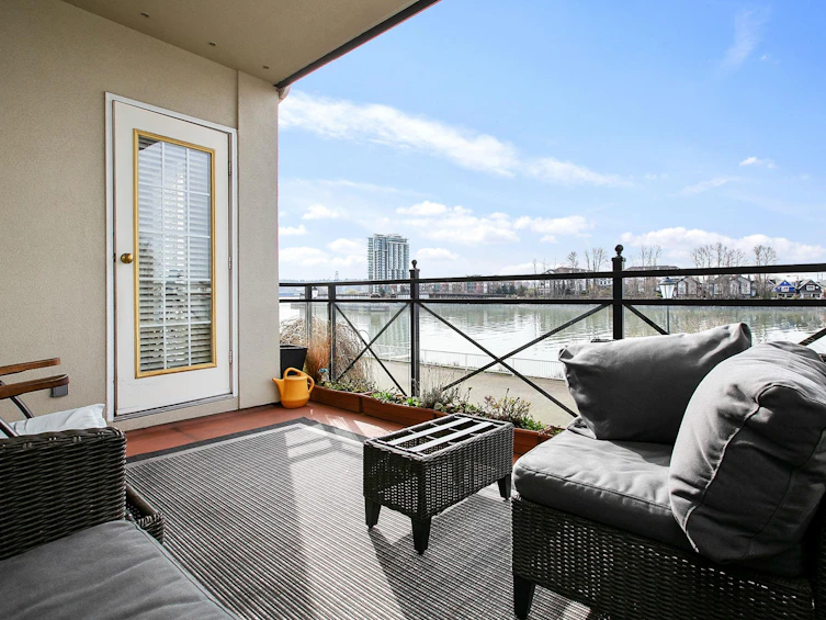206-2 Renaissance Square, New Westminster, BC, V3M 6K3