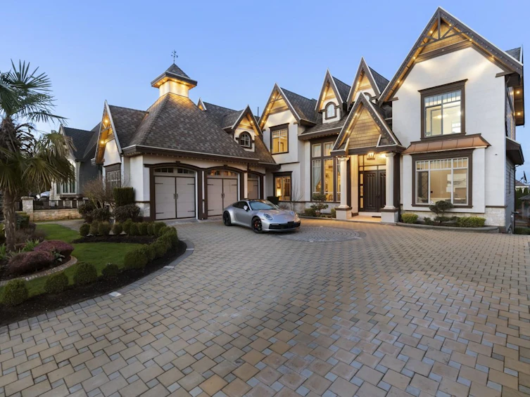 8262 170a Street, Surrey, BC, V4N 6J4