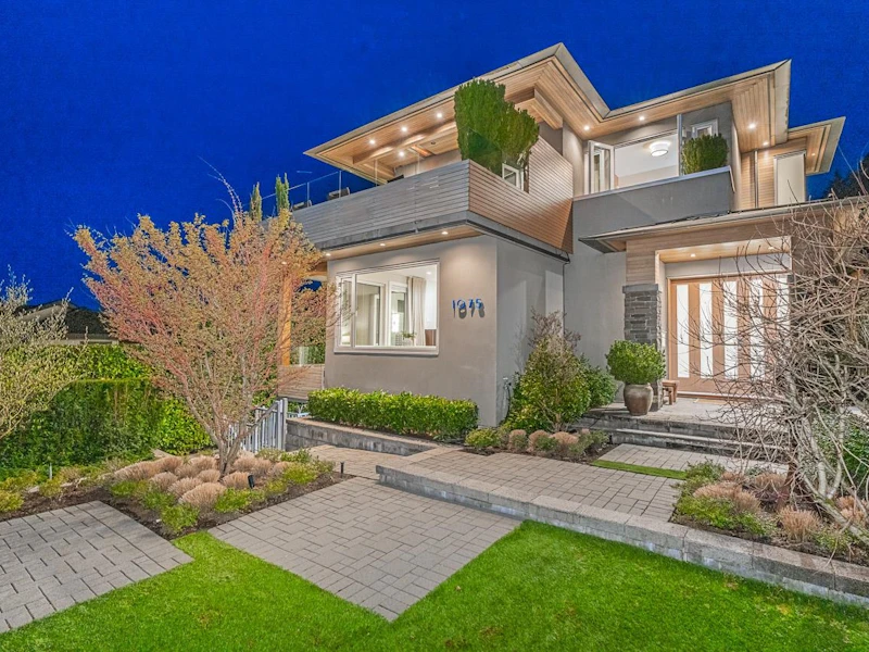 1075 Duchess Avenue, West Vancouver BC V7T 1G8