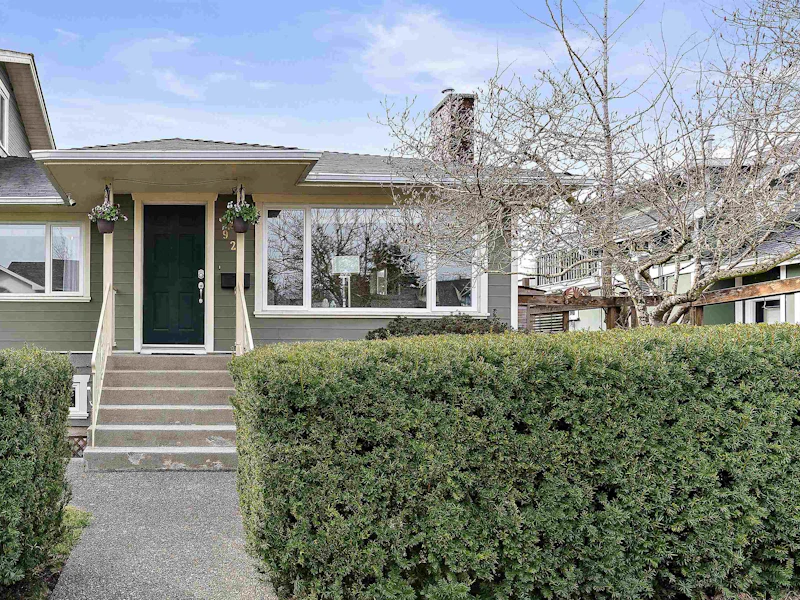 925 St. Andrews Avenue, North Vancouver BC V7L 3L3