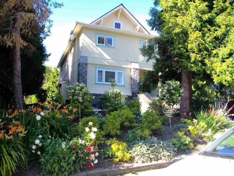 2575 W 3rd Avenue, Vancouver, BC, V6K 1M2