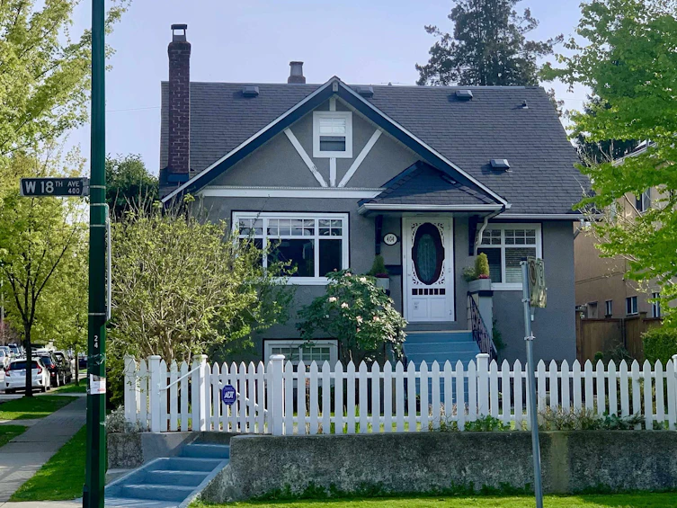 404 W 18th Avenue, Vancouver, BC, V5Y 2B1
