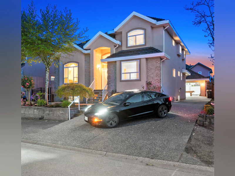 12652 67b Avenue, Surrey BC V3W 1G2
