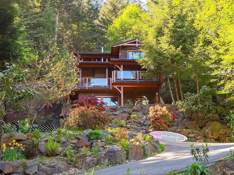 1316 Hillcrest Road, Bowen Island BC V0N 1G1