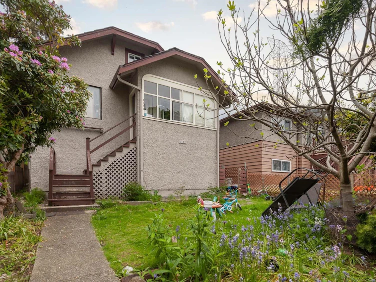 3657 E Pender Street, Vancouver, BC, V5K 2E5