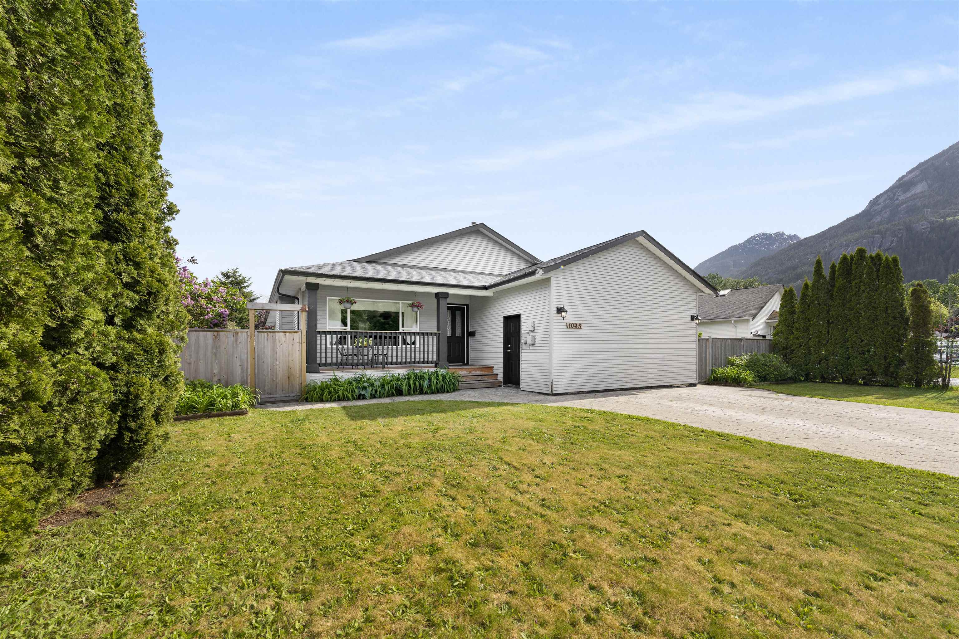 1045 Edgewater Crescent, Squamish, BC, V8B 0B5