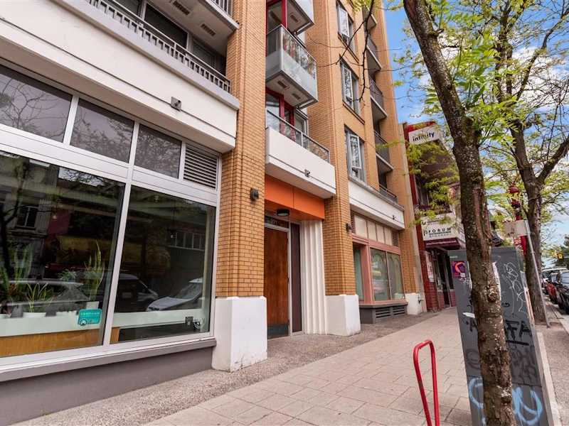 208 - 231 E Pender Street, Vancouver BC V6A 1T8