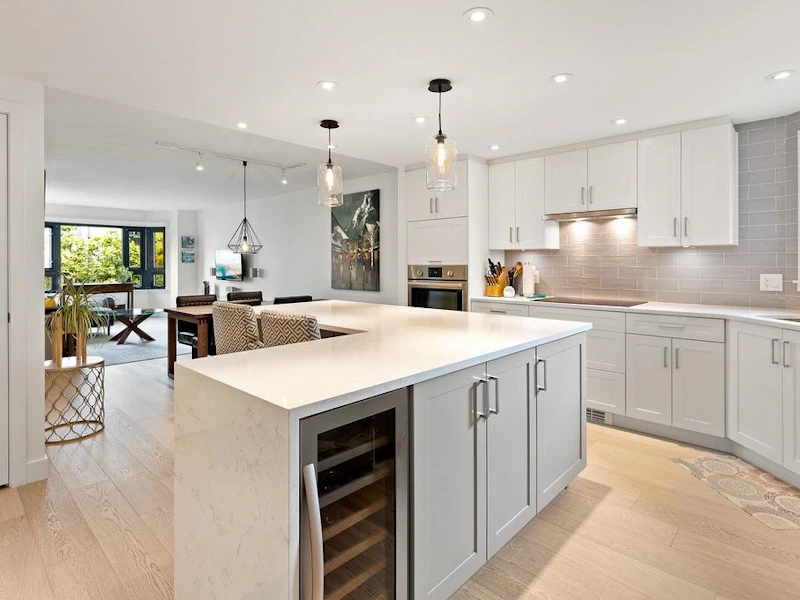 404 - 1950 Robson Street, Vancouver BC V6G 1E8