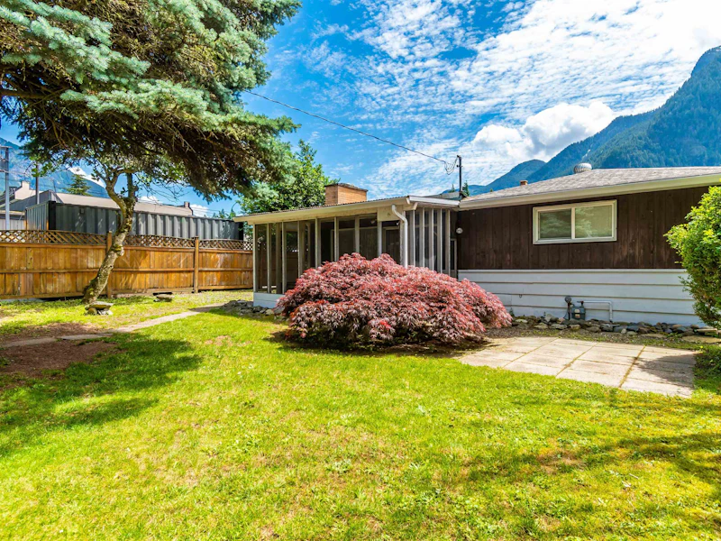 523 Wallace Street, Hope BC V0X 1L4
