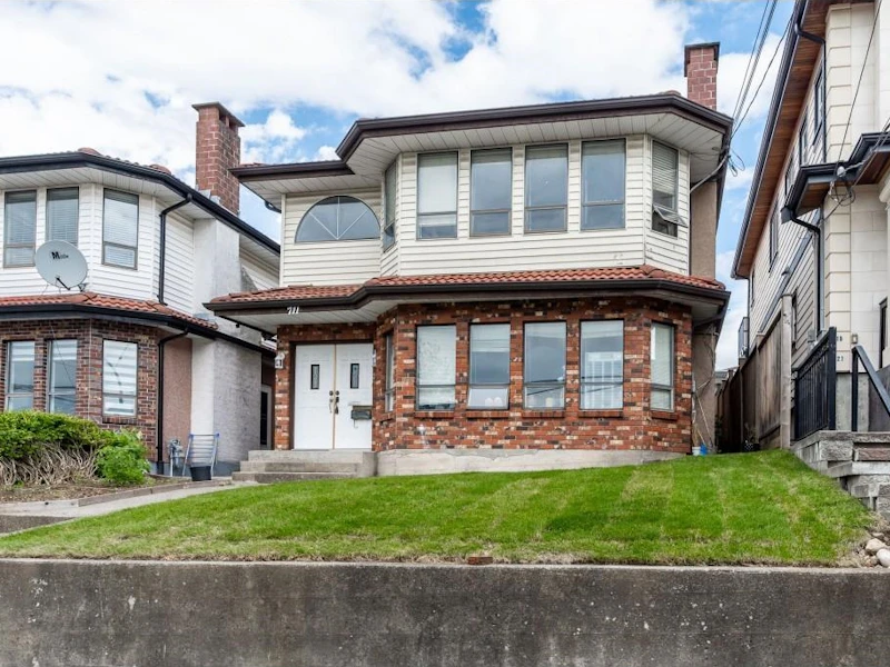 711 E 61st Avenue, Vancouver BC V5X 2C1