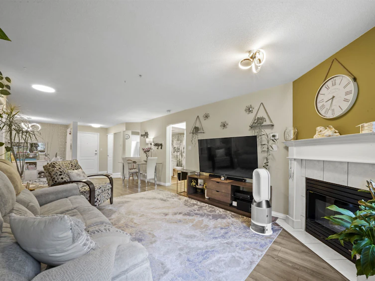 208-20200 54a Avenue, Langley, BC, V3A 3W7