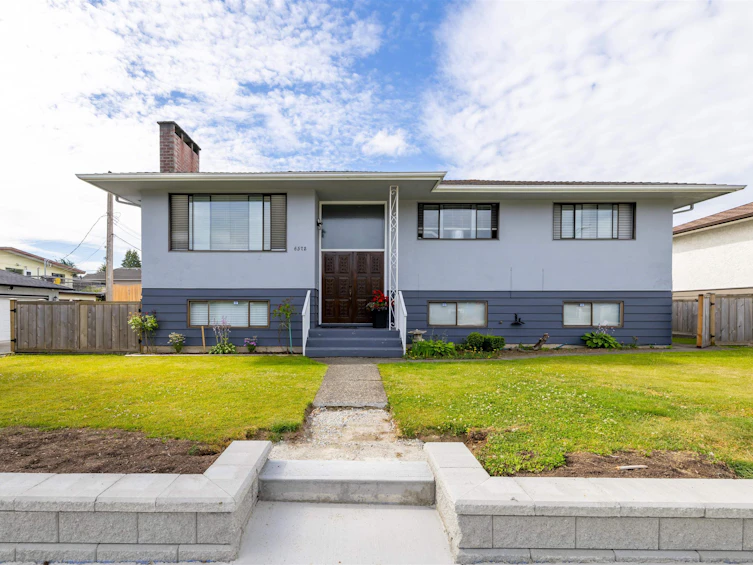 6572 Carnegie Street, Burnaby, BC, V5B 1Y3