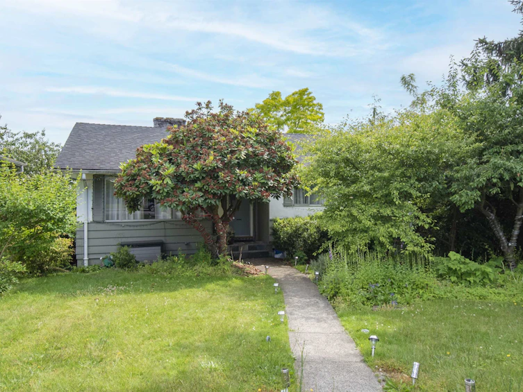 245 W 27th Street, North Vancouver, BC, V7N 2H3