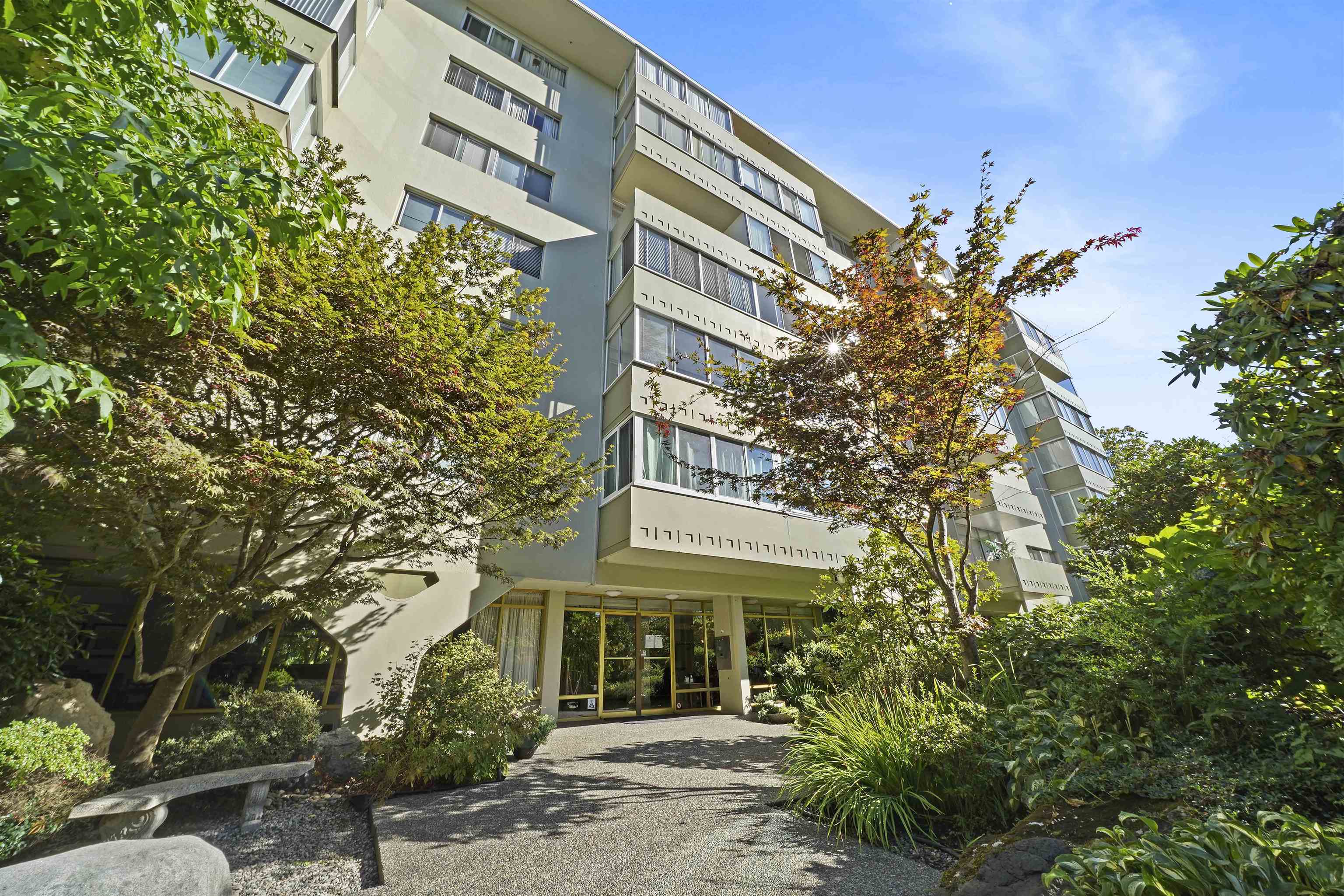 215-1425 Esquimalt Avenue, West Vancouver, BC, V7T 1L1