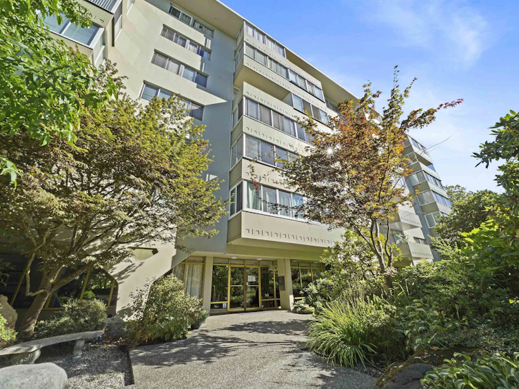 215-1425 Esquimalt Avenue, West Vancouver, BC, V7T 1L1