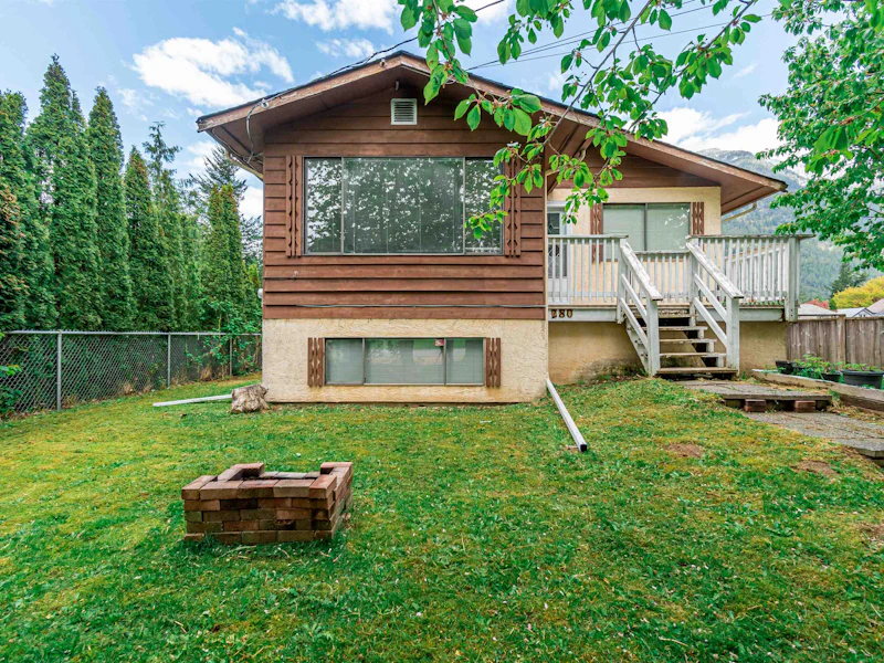 280 Cariboo Avenue, Hope BC V0X 1L3