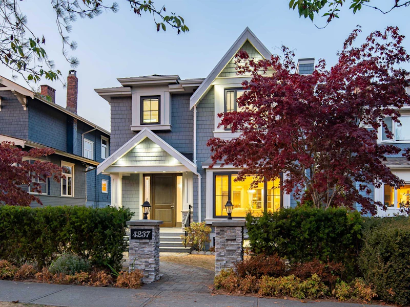 4237 W 12th Avenue, Vancouver BC V6R 2P8