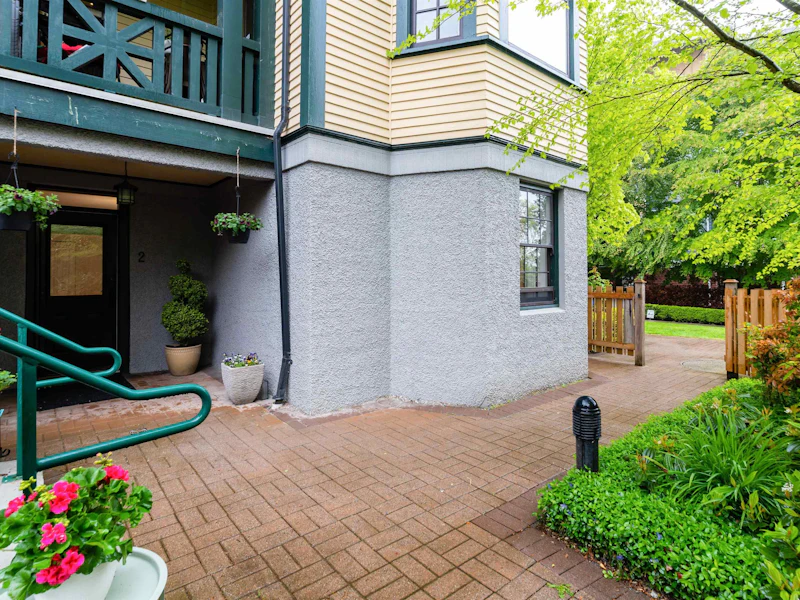 2 - 12 E Royal Avenue, New Westminster BC V3L 0B7