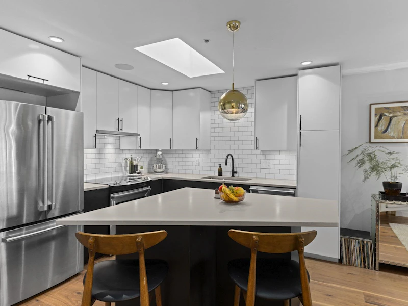 407 - 108 W Esplanade Street, North Vancouver BC V7M 3M8