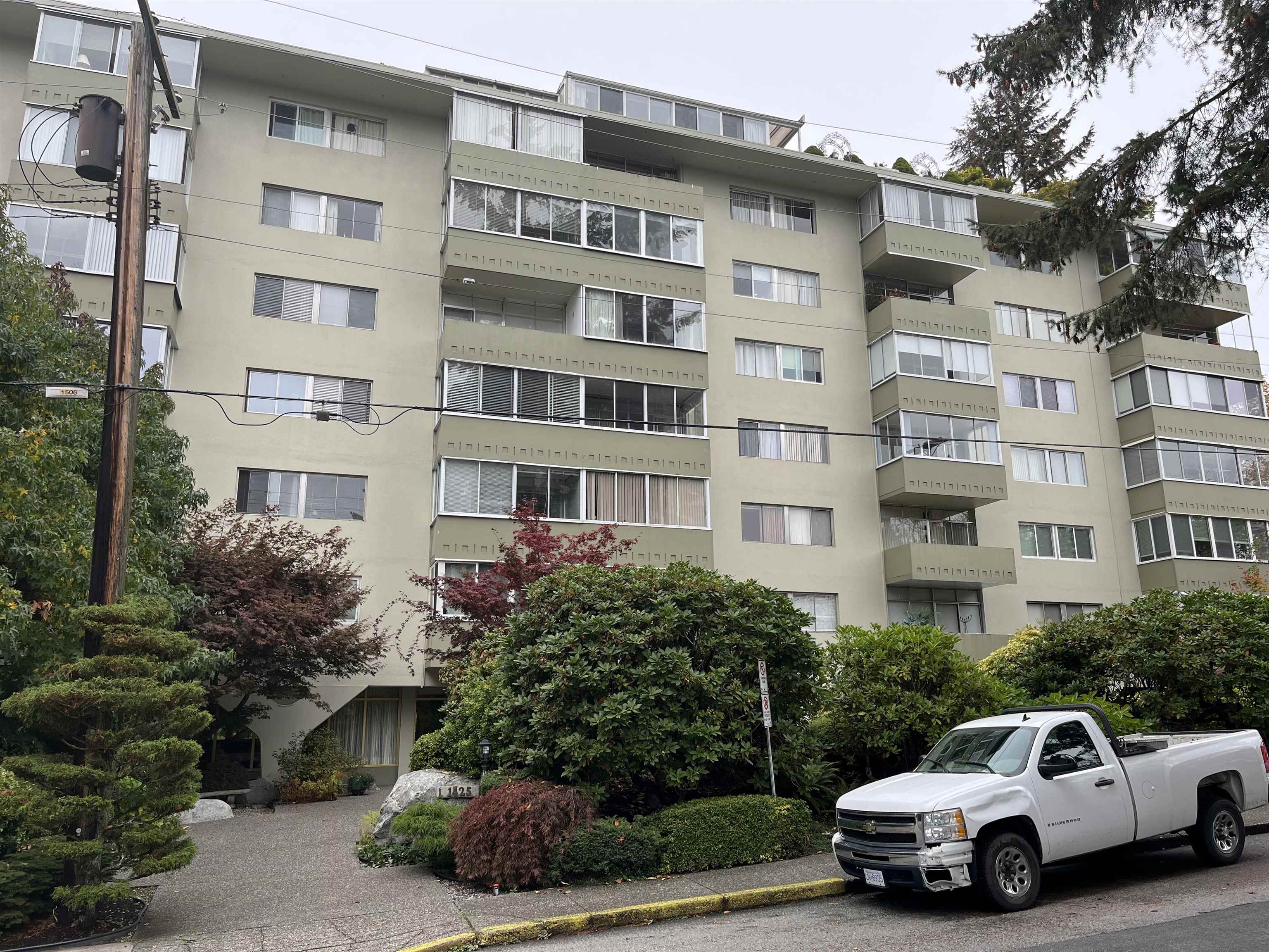 302-1425 Esquimalt Avenue, West Vancouver, BC, V7T 1L1