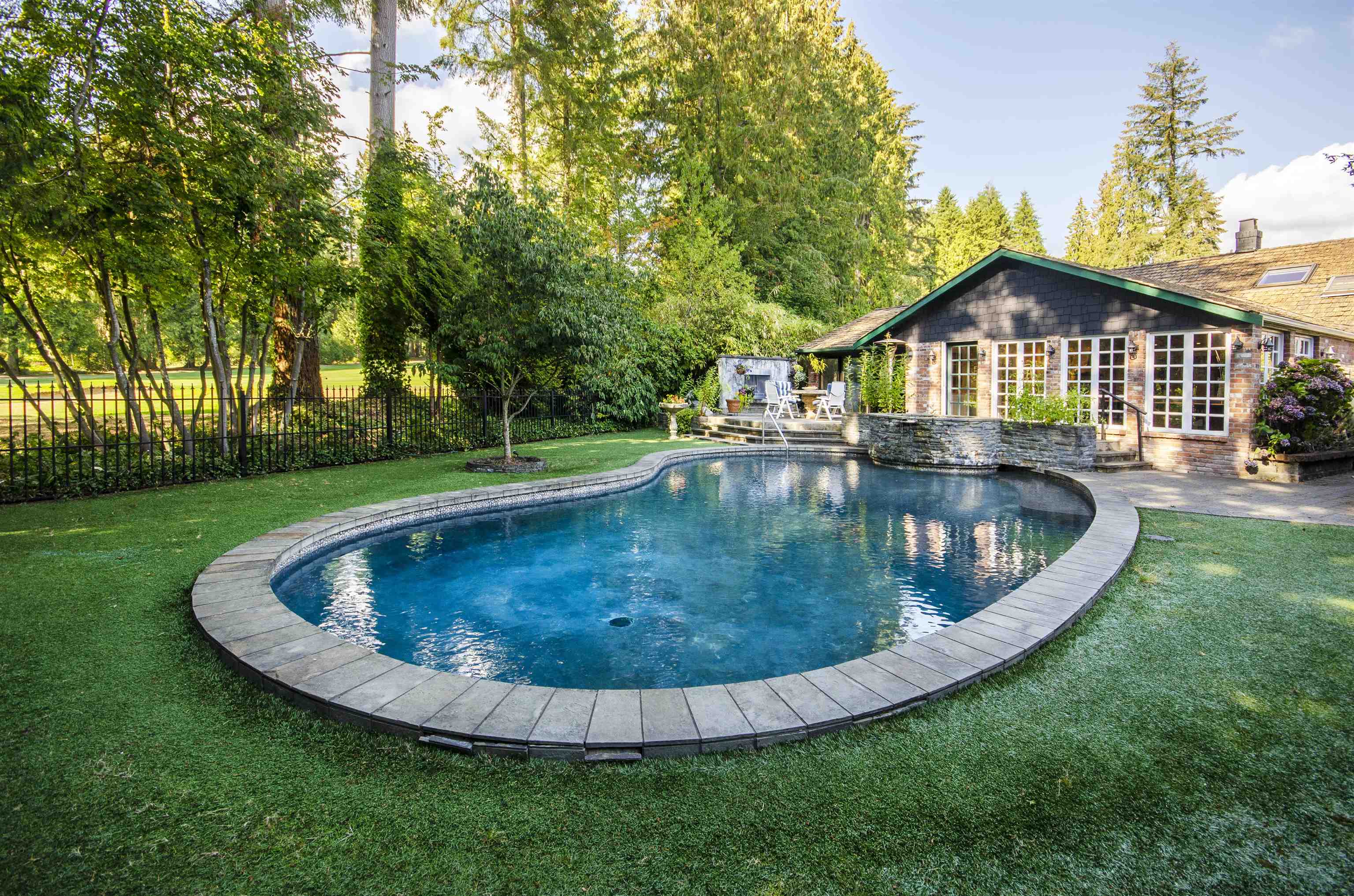 401 Hidhurst Place, West Vancouver, BC, V7S 1K2