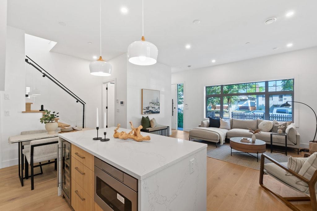 1-2748 Grant Street, Vancouver, BC, V5K 3H2