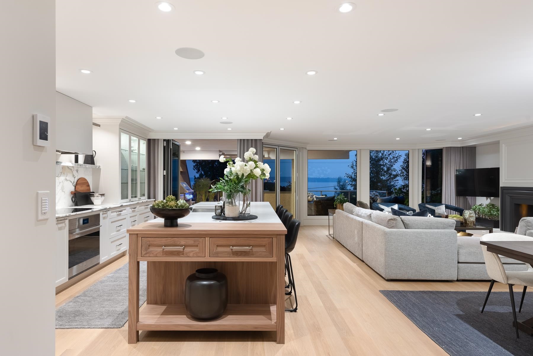 205-2471 Bellevue Avenue, West Vancouver, BC, V7V 1E1