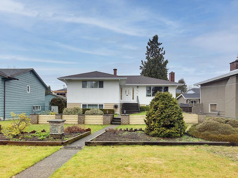 686 Colinet Street, Coquitlam BC V3J 4X6