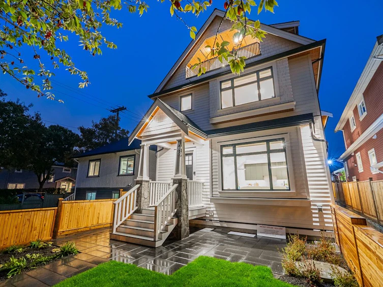 988 E 10th Avenue, Vancouver, BC, V5T 2B2